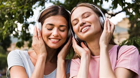 How to Listen to Music with Friends: The Key to Enriching Your Music Experience Together